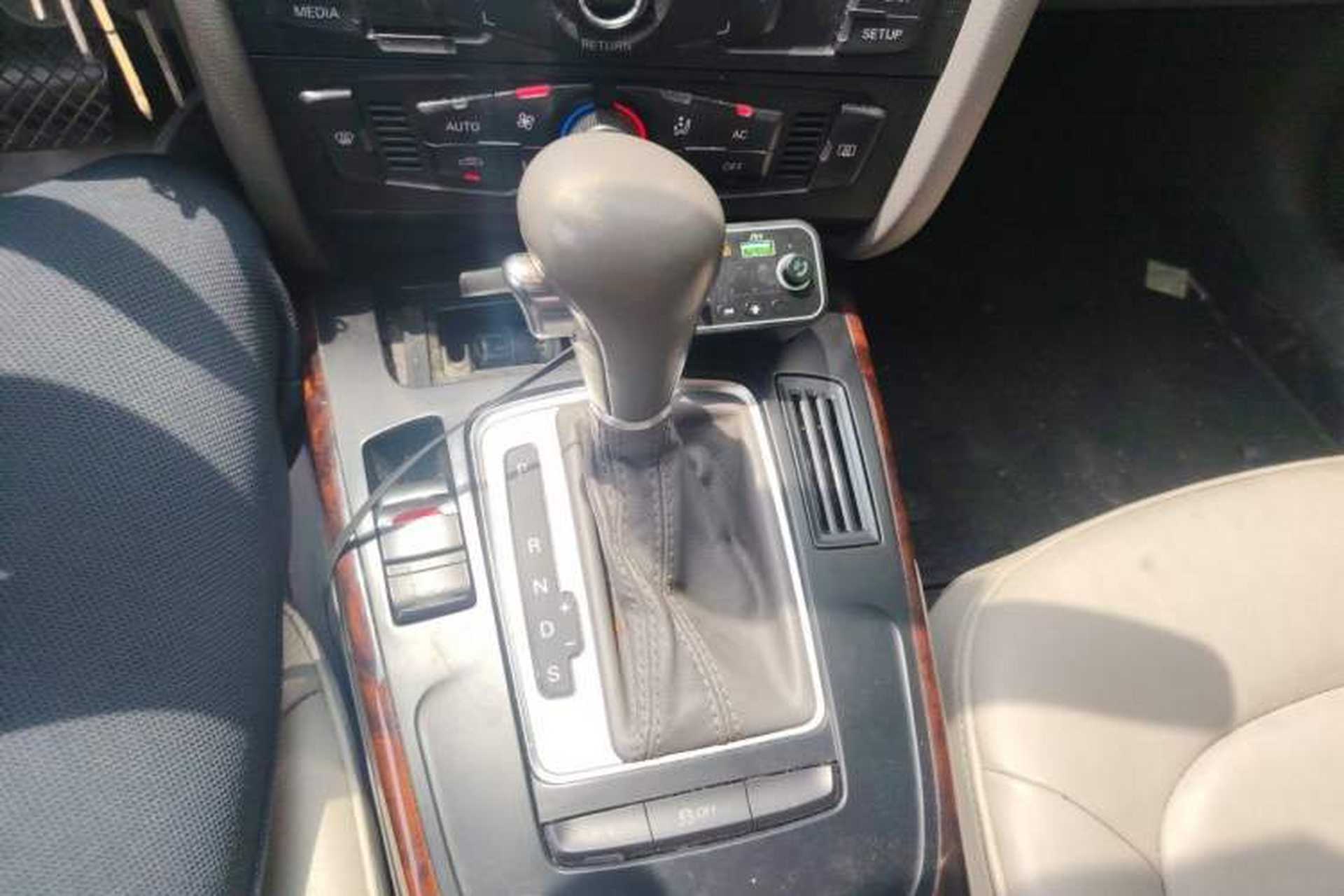 Used Audi A4L 2012 2.0 TFSI automatic Comfort trim level Gear Lever