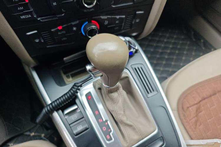 Used Audi A4L 2012 2.0 TFSI automatic standard version Gear Lever