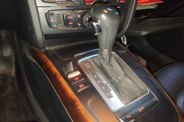 Used Audi A4L 2012 2.0 TFSI automatic Comfort trim level Gear Lever