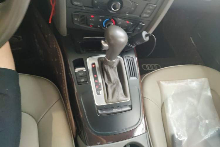 Used Audi A4L 2012 2.0 TFSI automatic Comfort trim level Gear Lever
