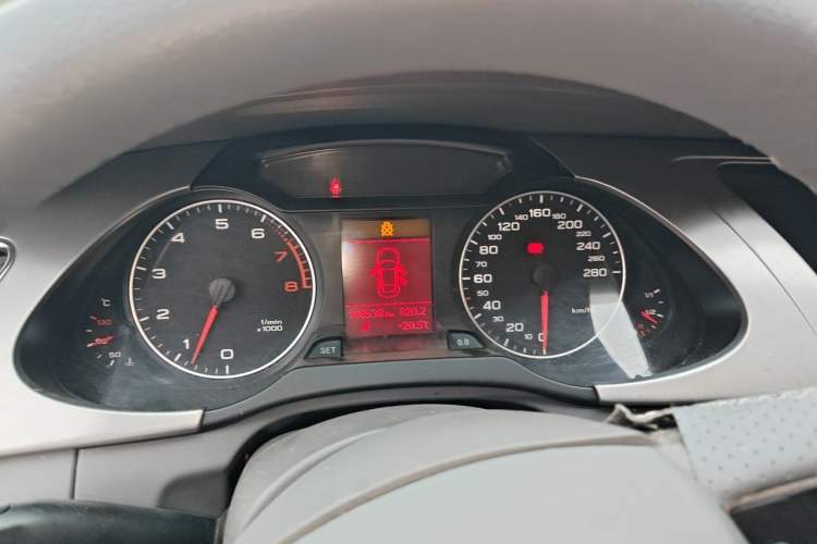 Used Audi A4L 2012 2.0 TFSI automatic Comfort trim level Instrument Cluster