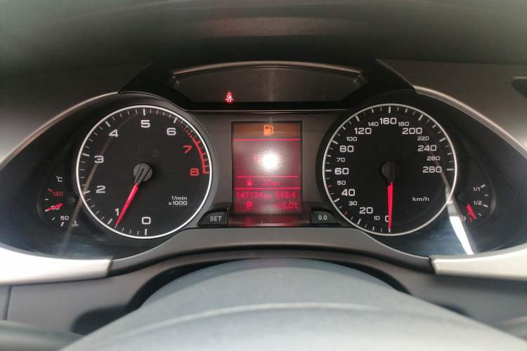 Used Audi A4L 2012 2.0 TFSI automatic Comfort trim level Instrument Cluster