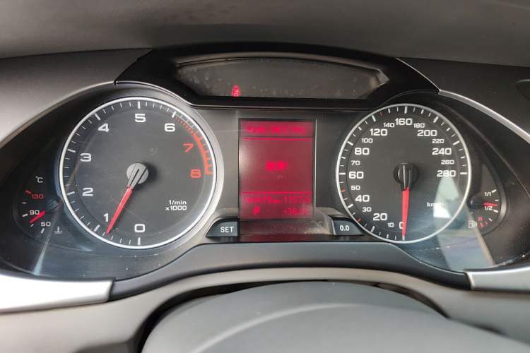 Used Audi A4L 2012 2.0 TFSI automatic Comfort trim level Instrument Cluster