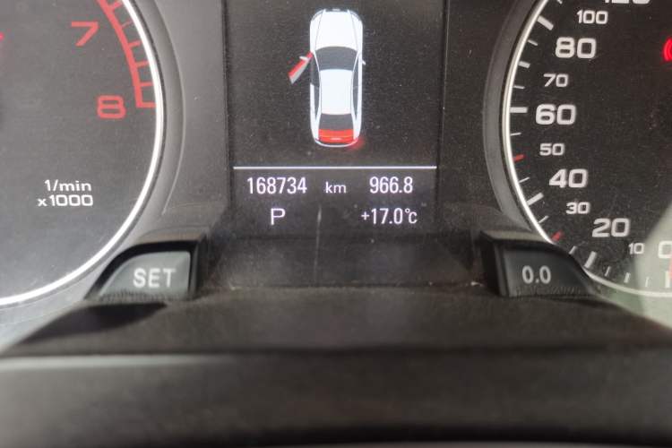 Used Audi A4L 2012 2.0 TFSI automatic luxury version Odometer Close Up