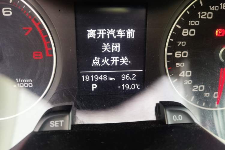 Used Audi A4L 2012 2.0 TFSI automatic standard version Odometer Close Up