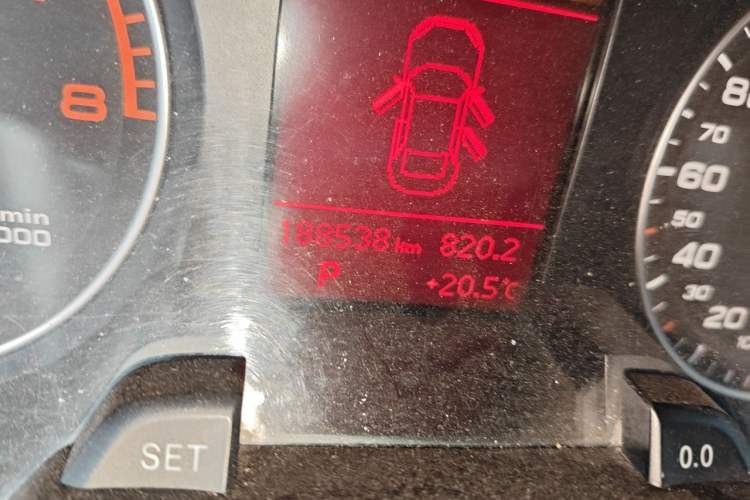 Used Audi A4L 2012 2.0 TFSI automatic Comfort trim level Odometer Close Up