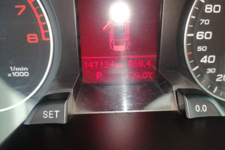 Used Audi A4L 2012 2.0 TFSI automatic Comfort trim level Odometer Close Up