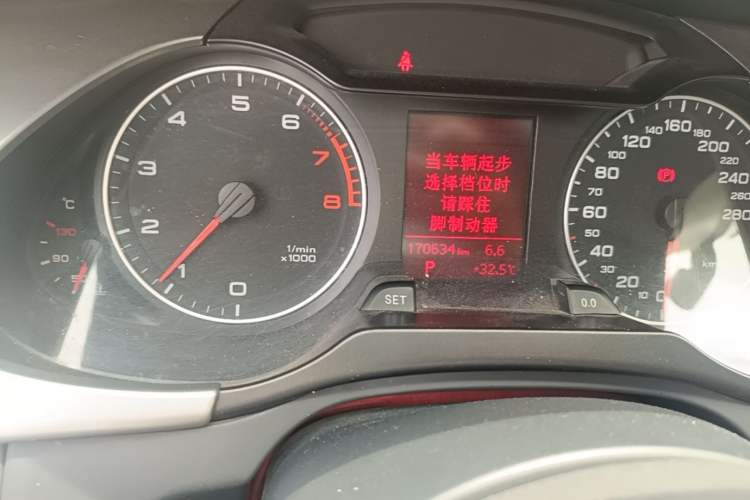 Used Audi A4L 2012 2.0 TFSI automatic standard version Odometer Close Up