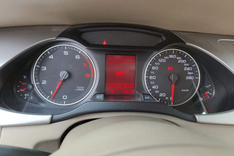 Used Audi A4L 2012 2.0 TFSI automatic standard version Odometer Close Up