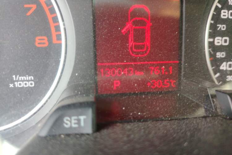 Used Audi A4L 2012 2.0 TFSI automatic Comfort trim level Odometer Close Up
