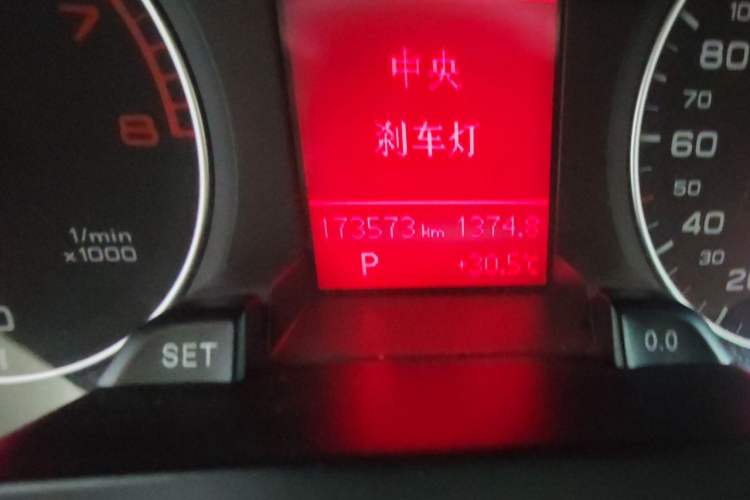 Used Audi A4L 2012 2.0 TFSI automatic standard version Odometer Close Up