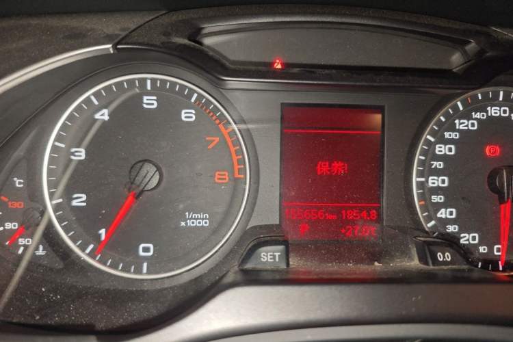 Used Audi A4L 2012 2.0 TFSI automatic Comfort trim level Odometer Close Up