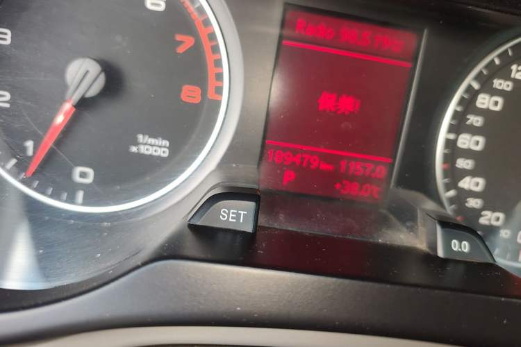 Used Audi A4L 2012 2.0 TFSI automatic Comfort trim level Odometer Close Up