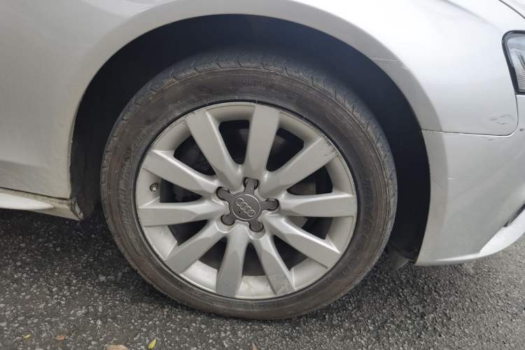 Used Audi A4L 2012 2.0 TFSI automatic luxury version Right Front Wheel Hub