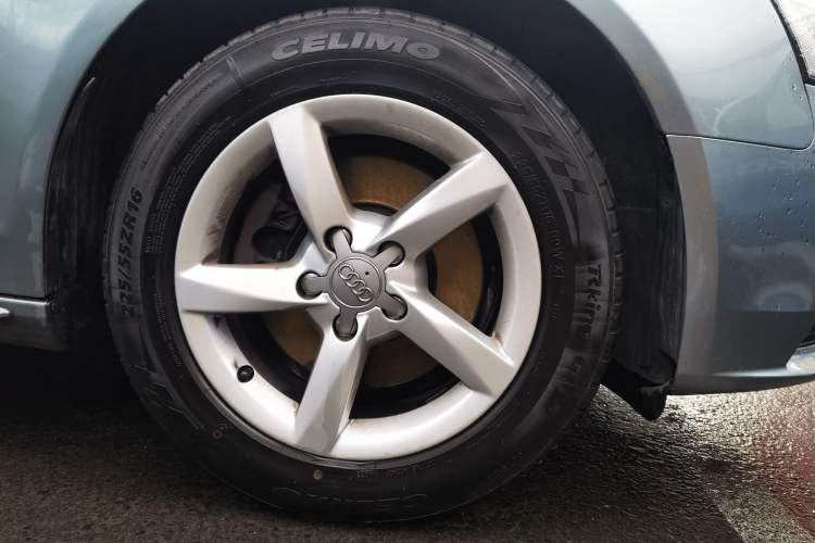 Used Audi A4L 2012 2.0 TFSI automatic standard version Right Front Wheel Hub