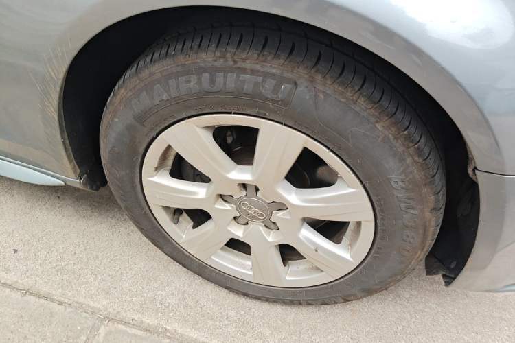 Used Audi A4L 2012 2.0 TFSI automatic Comfort trim level Right Front Wheel Hub