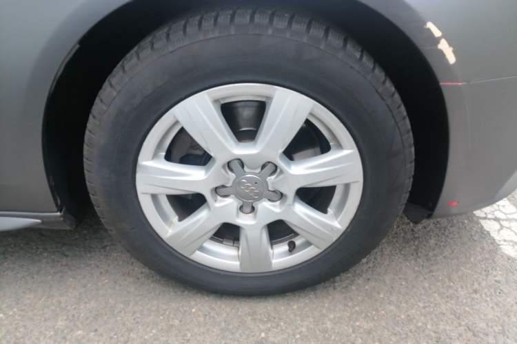 Used Audi A4L 2012 2.0 TFSI automatic Comfort trim level Right Front Wheel Hub