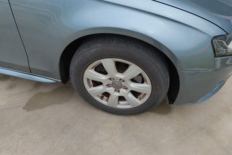 Used Audi A4L 2012 2.0 TFSI automatic standard version Right Front Wheel Hub