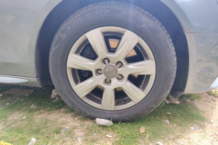 Used Audi A4L 2012 2.0 TFSI automatic Comfort trim level Right Front Wheel Hub