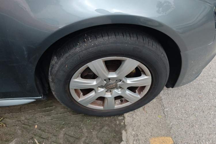 Used Audi A4L 2012 2.0 TFSI automatic standard version Right Front Wheel Hub