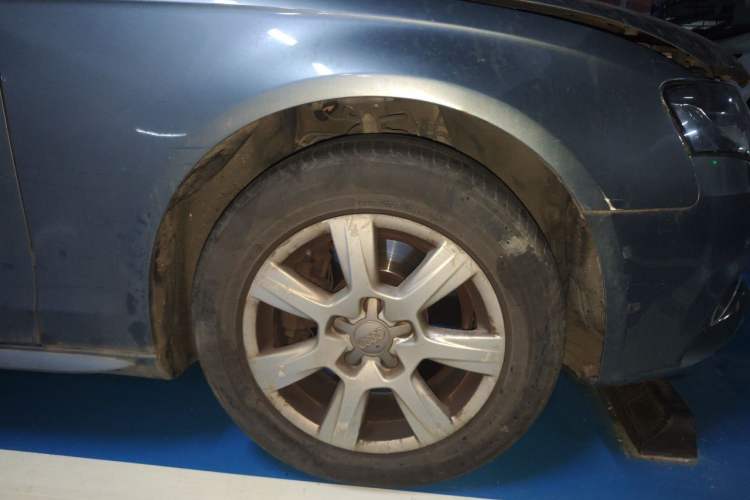 Used Audi A4L 2012 2.0 TFSI automatic Comfort trim level Right Front Wheel Hub