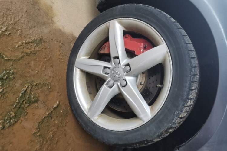 Used Audi A4L 2012 2.0 TFSI automatic Comfort trim level Right Front Wheel Hub