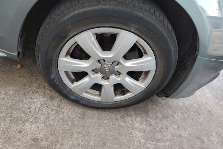 Used Audi A4L 2012 2.0 TFSI automatic Comfort trim level Right Front Wheel Hub