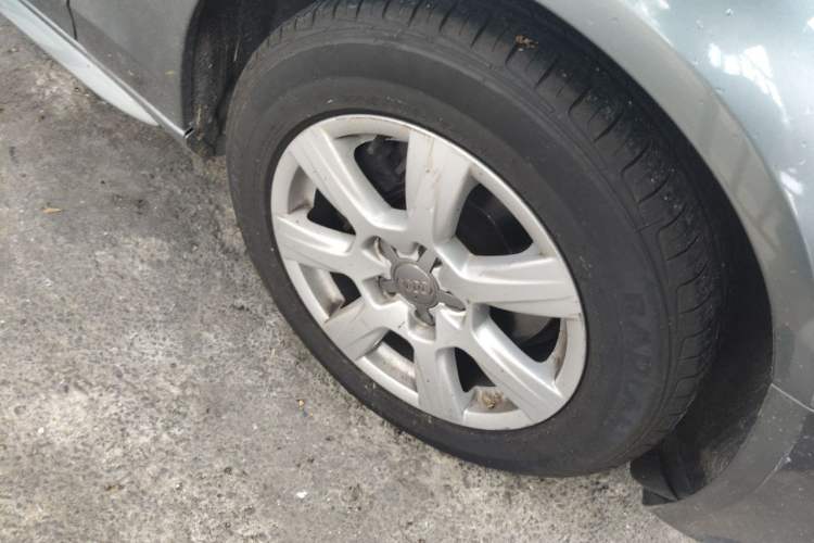 Used Audi A4L 2012 2.0 TFSI automatic Comfort trim level Right Front Wheel Hub
