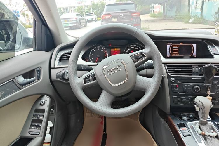 Used Audi A4L 2012 2.0 TFSI automatic Comfort trim level Steering Wheel