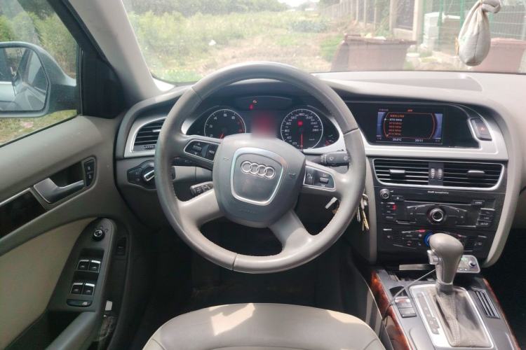 Used Audi A4L 2012 2.0 TFSI automatic Comfort trim level Steering Wheel