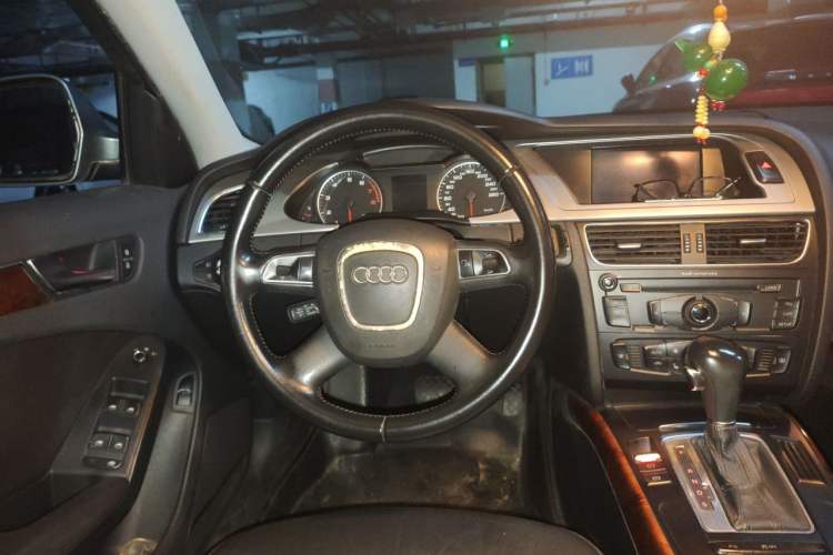 Used Audi A4L 2012 2.0 TFSI automatic Comfort trim level Steering Wheel