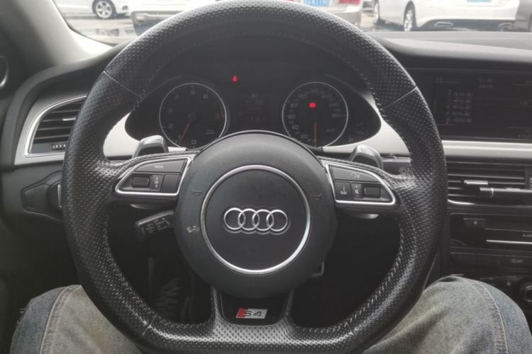 Used Audi A4L 2012 2.0 TFSI automatic Comfort trim level Steering Wheel