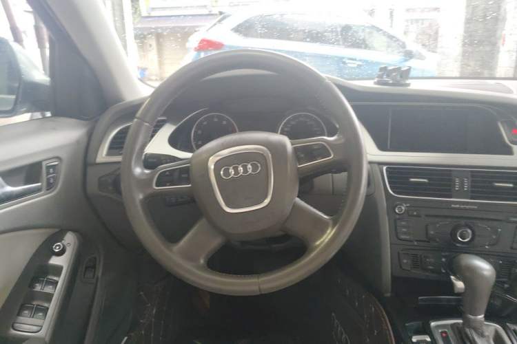 Used Audi A4L 2012 2.0 TFSI automatic Comfort trim level Steering Wheel