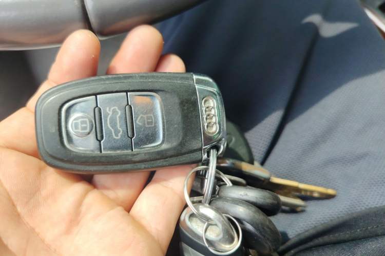 Used Audi A4L 2012 2.0 TFSI automatic Comfort trim level Vehicle Key