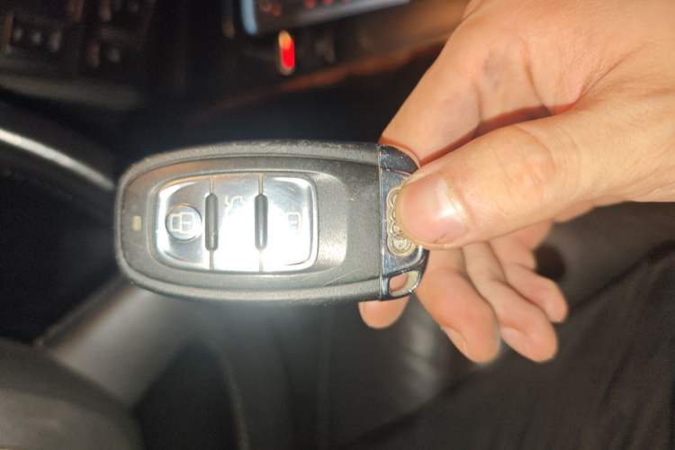Used Audi A4L 2012 2.0 TFSI automatic Comfort trim level Vehicle Key