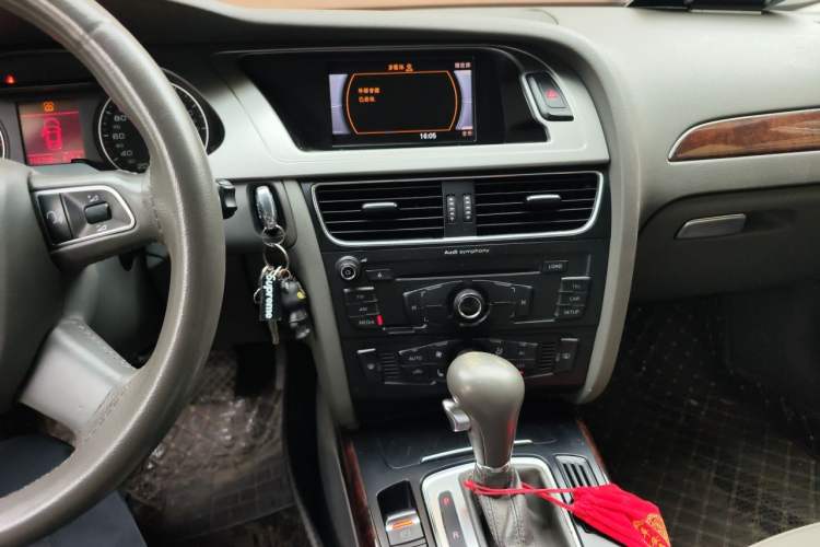 Used Audi A4L 2012 2.0 TFSI automatic Comfort trim level Audio And AC Panel