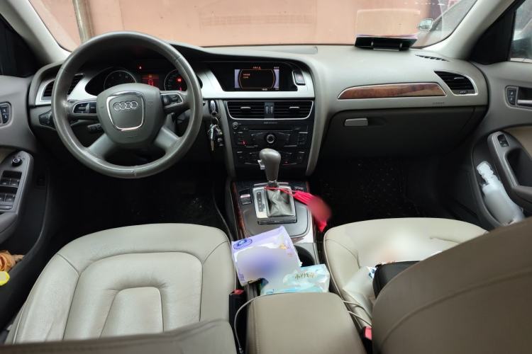 Used Audi A4L 2012 2.0 TFSI automatic Comfort trim level Center Console