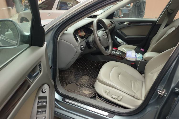 Used Audi A4L 2012 2.0 TFSI automatic Comfort trim level Driver Seat