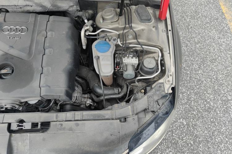 Used Audi A4L 2012 2.0 TFSI automatic standard version Engine Bay Left