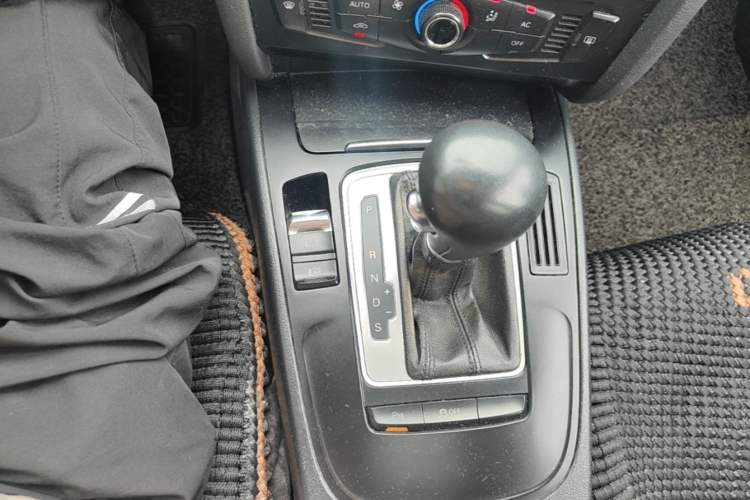 Used Audi A4L 2012 2.0 TFSI automatic standard version Gear Lever