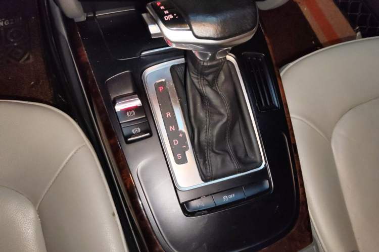 Used Audi A4L 2012 2.0 TFSI automatic Comfort trim level Gear Lever