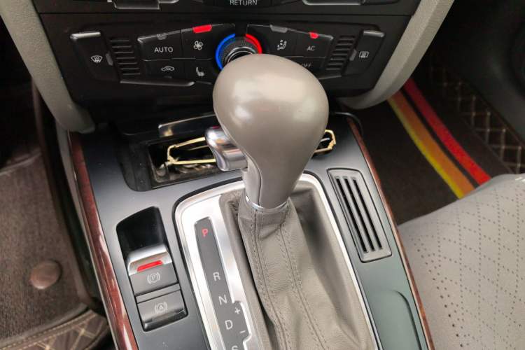 Used Audi A4L 2012 2.0 TFSI automatic Comfort trim level Gear Lever