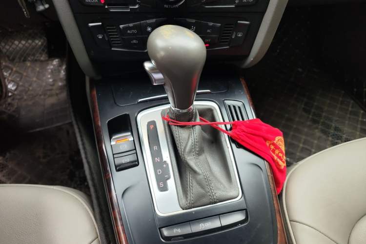 Used Audi A4L 2012 2.0 TFSI automatic Comfort trim level Gear Lever