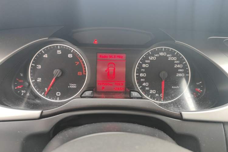 Used Audi A4L 2012 2.0 TFSI automatic standard version Instrument Cluster