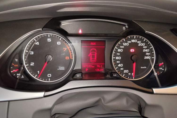 Used Audi A4L 2012 2.0 TFSI automatic Comfort trim level Instrument Cluster
