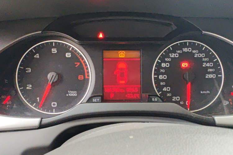 Used Audi A4L 2012 2.0 TFSI automatic Comfort trim level Instrument Cluster