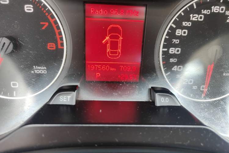 Used Audi A4L 2012 2.0 TFSI automatic standard version Odometer Close Up