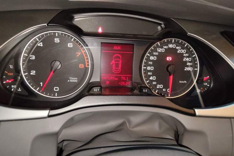 Used Audi A4L 2012 2.0 TFSI automatic Comfort trim level Odometer Close Up