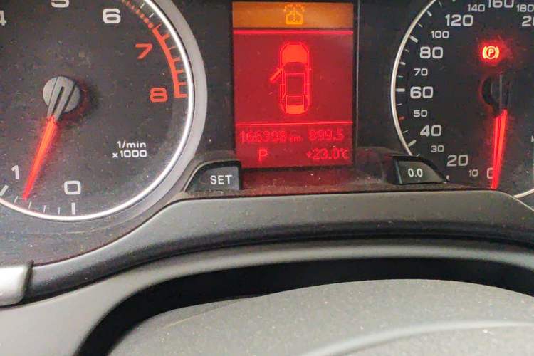 Used Audi A4L 2012 2.0 TFSI automatic Comfort trim level Odometer Close Up
