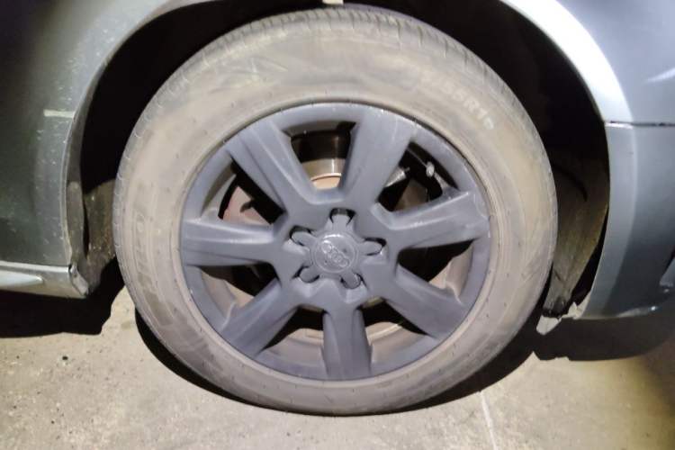 Used Audi A4L 2012 2.0 TFSI automatic Comfort trim level Right Front Wheel Hub